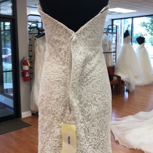 Ivory-champagne wedding gown with lace - Picture 5 of 8